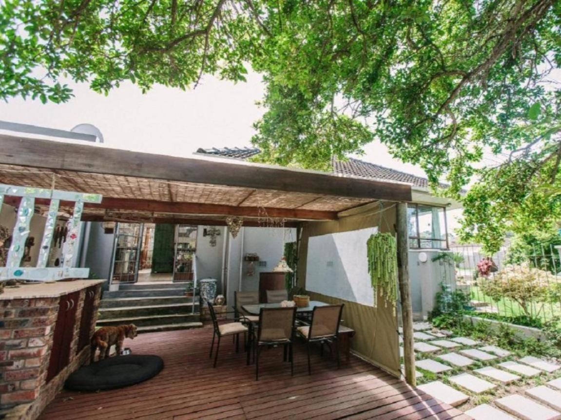 Parrot Peek Inn East London Exterior foto