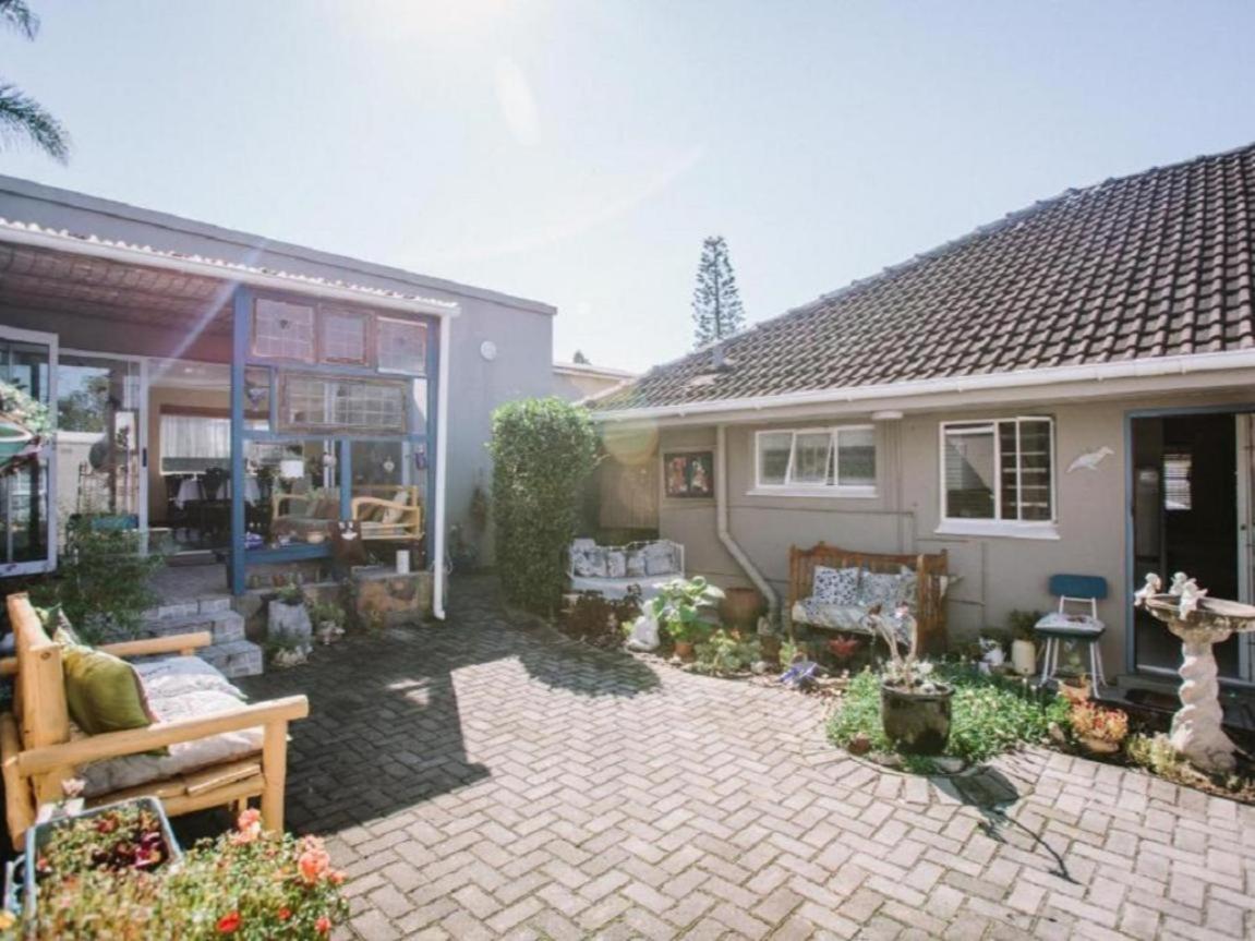 Parrot Peek Inn East London Exterior foto