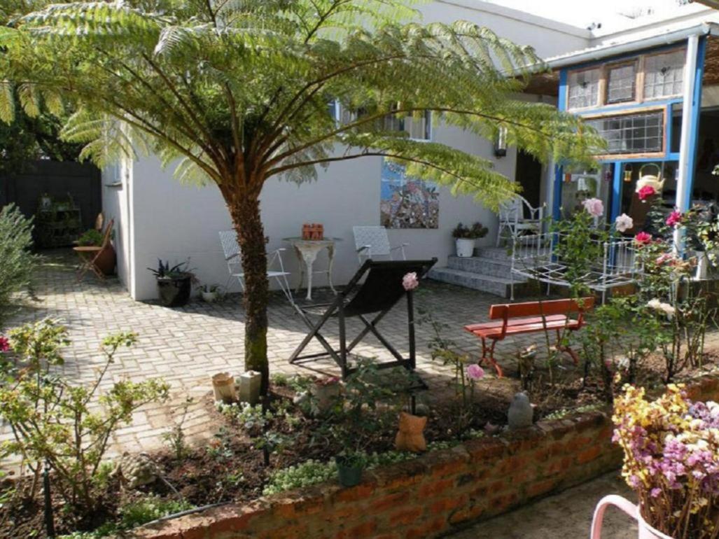 Parrot Peek Inn East London Exterior foto